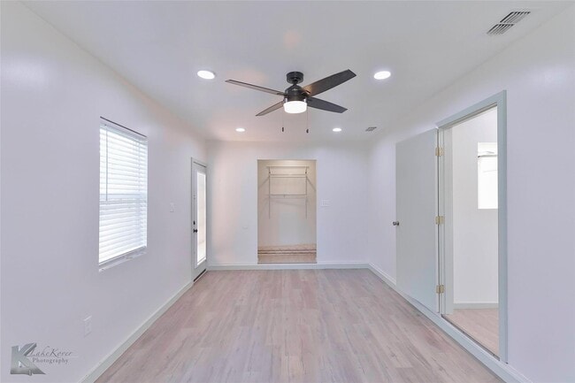 Building Photo - 1337 S La Salle Dr