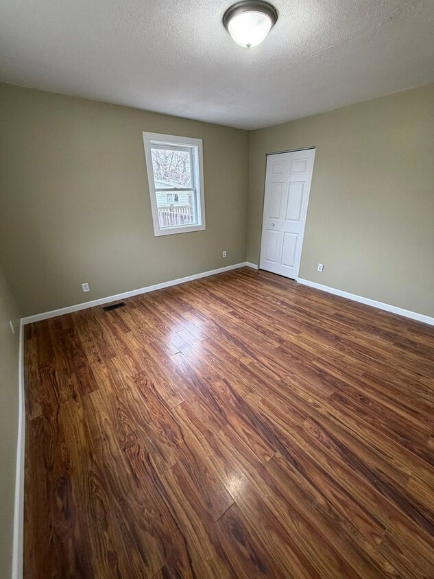 Building Photo - 3BR 1BA Large Detached Garage