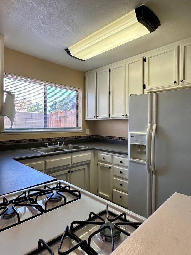 Foto del edificio - AVAILABLE NOW!!