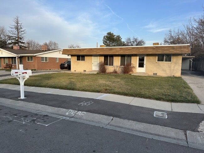 Building Photo - 3751 S Redmaple Rd