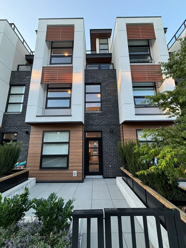 Primary Photo - 6085 Irmin St
