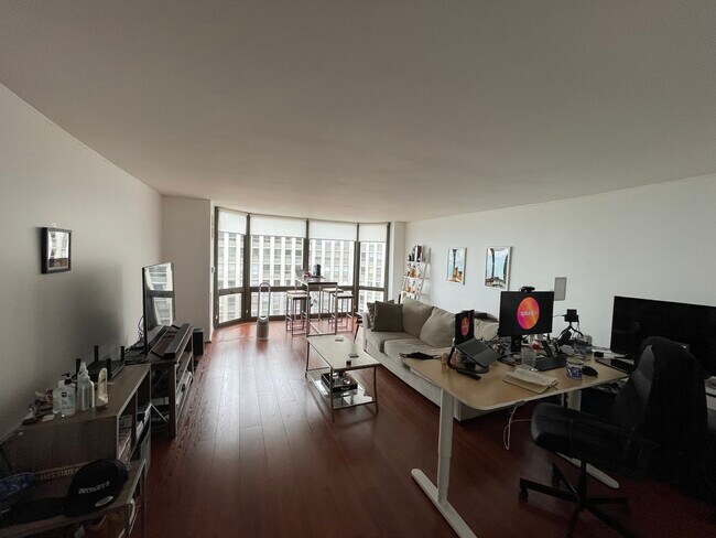 Foto del edificio - 2650 N Lakeview Ave