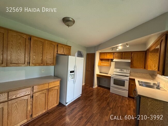 Building Photo - Spacious Home With 2 Kitchens