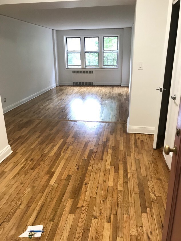 Foyer to step down living room - 102-40 67th Dr