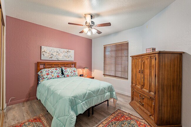 Foto del edificio - 4618 N Courtney Dr