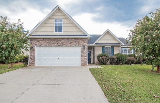 Building Photo - Spacious 3 bedroom 2 bathroom with a BONUS...