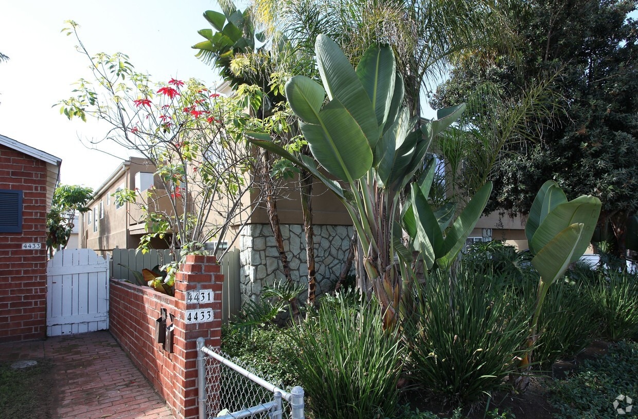 Building Photo - Mentone Street Apartments
