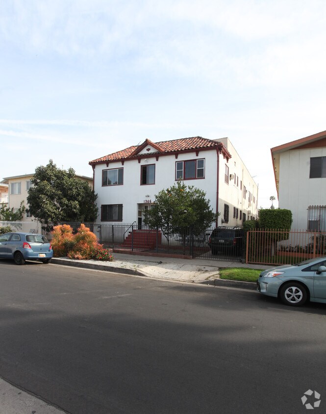 Foto principal - 1366 N Serrano Ave