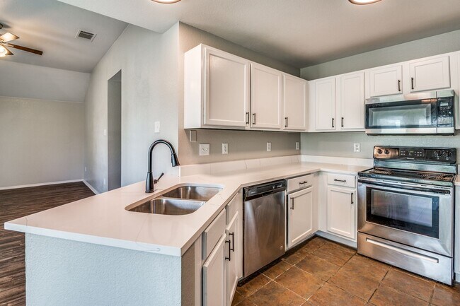 Building Photo - Coming Soon! 3 Bed 2 Bath House for Rent i...