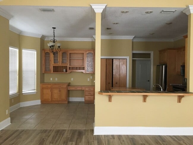 Building Photo - Beautiful, Custom-Built Home in Established & Coveted MOWAT HIGHLANDS!