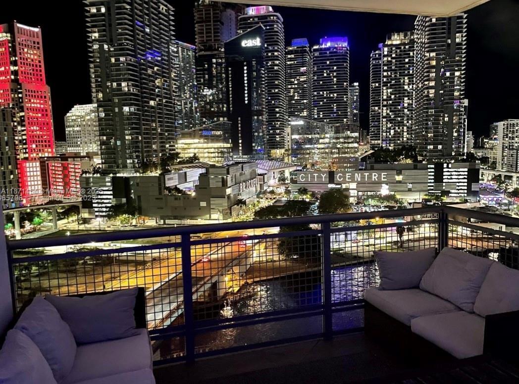Foto principal - 350 S Miami Ave