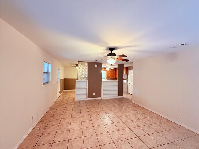 Building Photo - 5915 Sunshine Dr