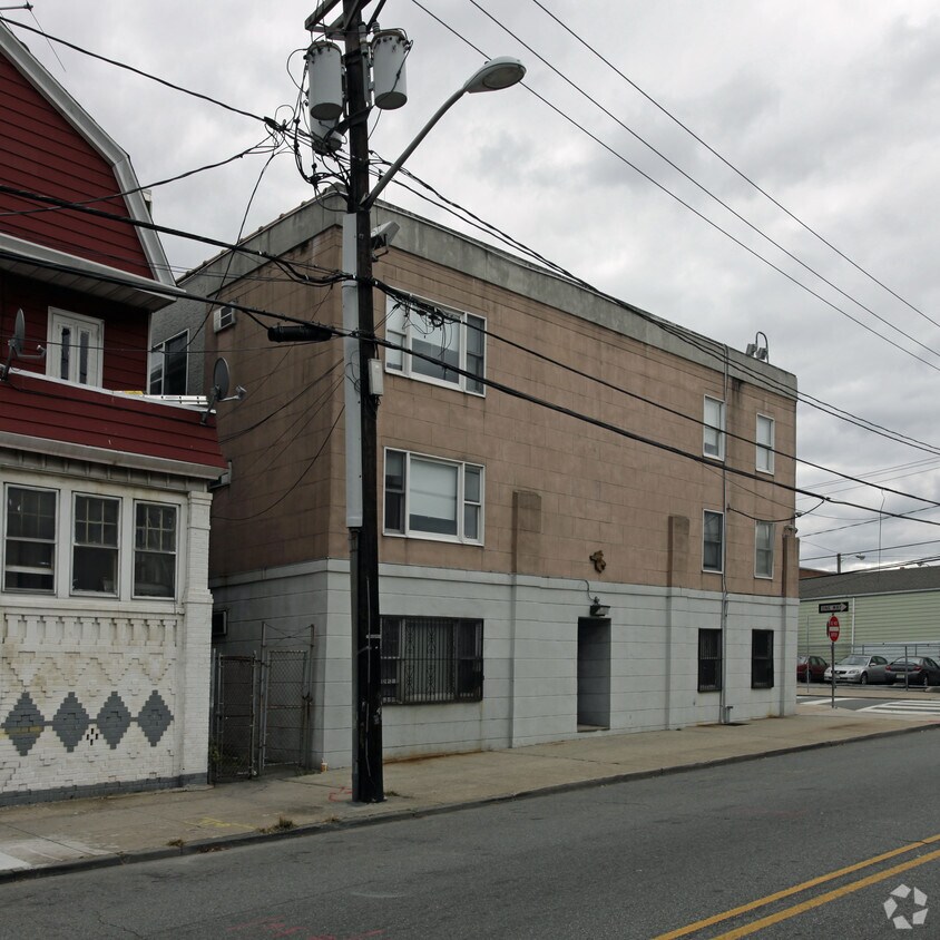 Building Photo - 850 West Side Ave