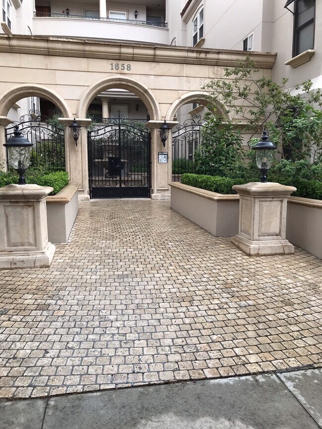 Foto del edificio - 1658 Camden Ave