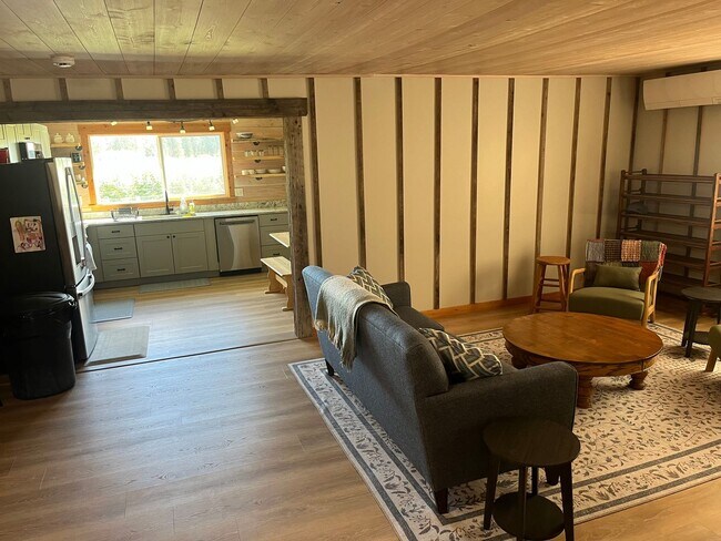 Foto del edificio - Farmhouse on 20 acres- Fully Furnished