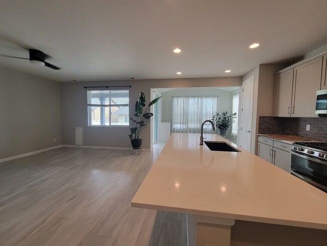 Building Photo - ALL PROSPECTIVE TENANTS MUST SUBMIT A $58 NON-REFUNDABLE APPLICATION FEE PER APPLICANT ONLINE AND...
