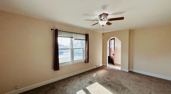 Foto del edificio - COMING SOON! Charming 2-Bedroom 1 Bathroom Home in Bellevue