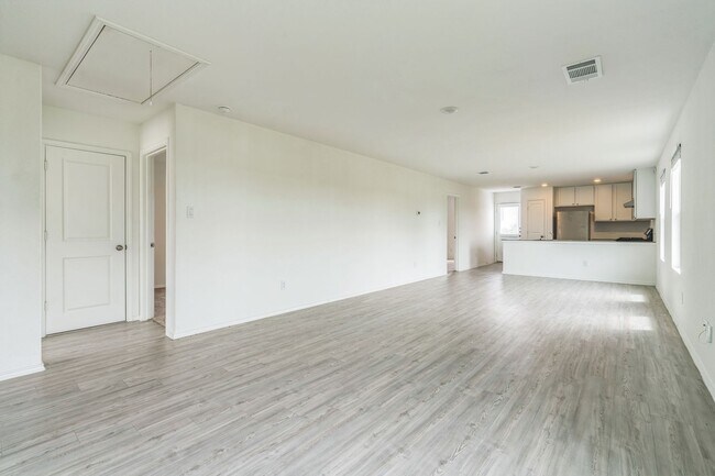 Building Photo - Newer Home in St. Hedwig with Full Applian...