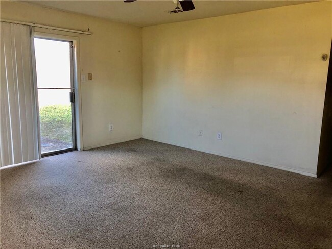 Building Photo - 2703 Sprucewood St
