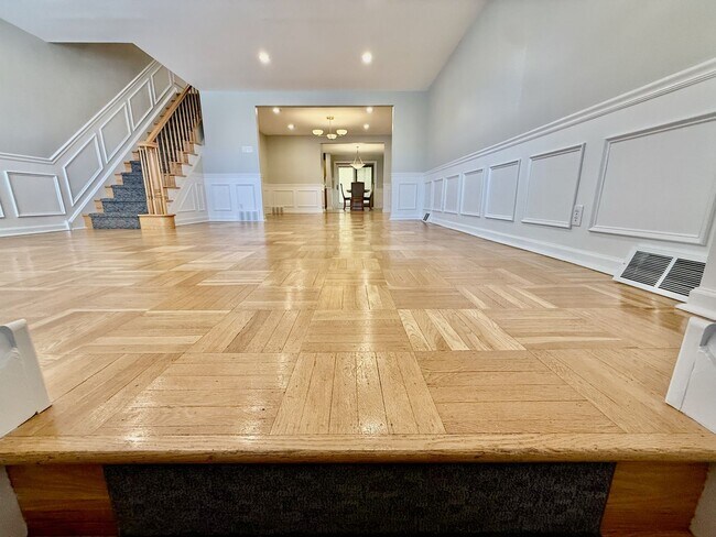 Foto del edificio - RARELY Offered completely RENOVATED PACKER PARK 3 Bedroom/2.5 Bath HOME w/ Central AC-HARDWOOD Fl...