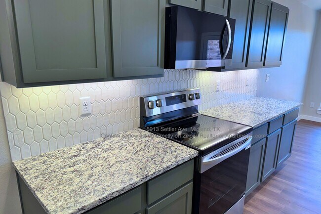 Cocina con iluminación bajo los armarios - 5913 Settler Ave