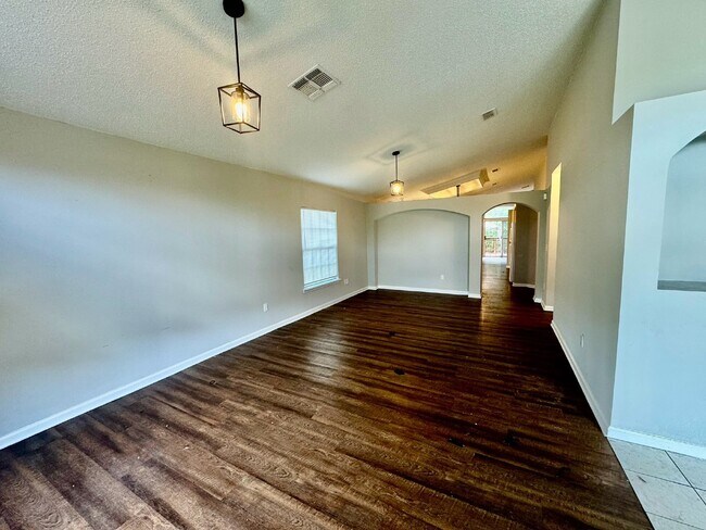 Foto del edificio - Spacious 4/2 Available for Rent.