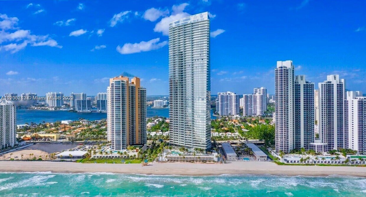 Foto principal - 18975 Collins Ave