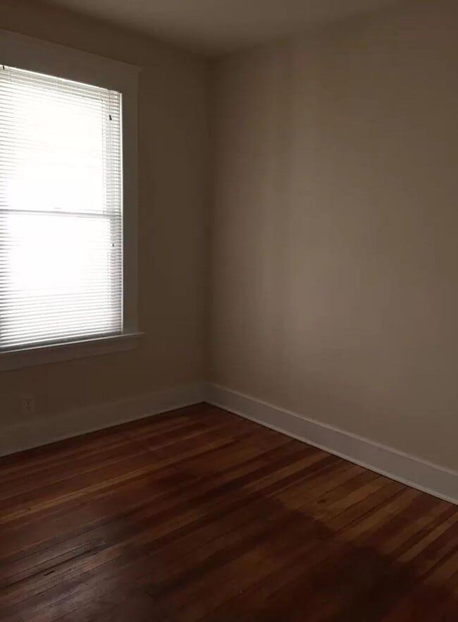 Building Photo - 3 bedroom/1 bath Waukegan home located on ...