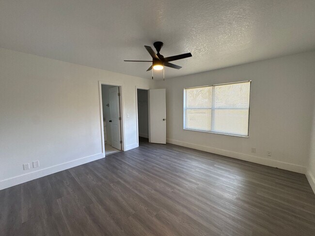 Building Photo - 3/2 in nicely refurbished brick home