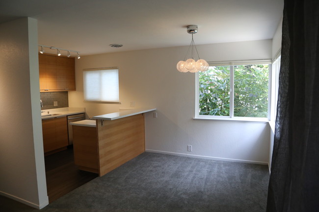 Building Photo - Chestnut Street Property