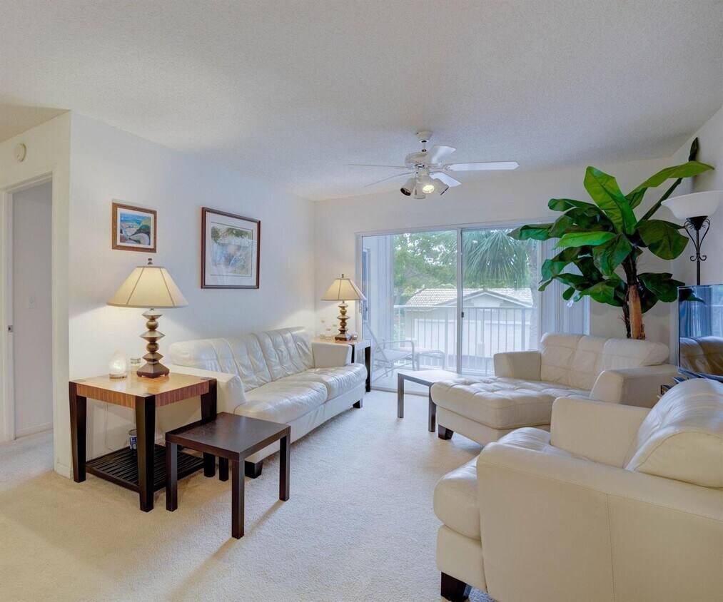 Foto principal - 242 Village Blvd
