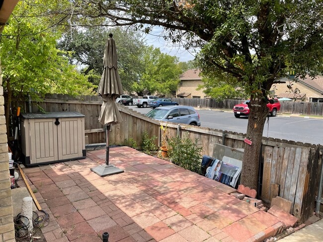 Foto del edificio - 1015 E Yager Ln