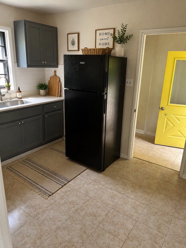 Foto del edificio - Cozy 2BR/1BA Home with Fireplace & Spacious Living Area