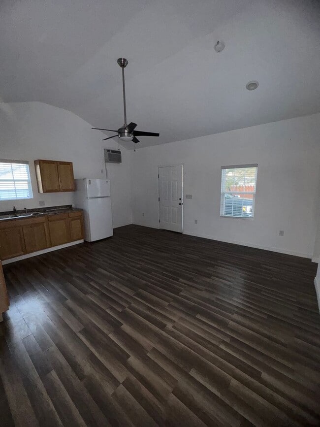 Building Photo - 213 S Ave E