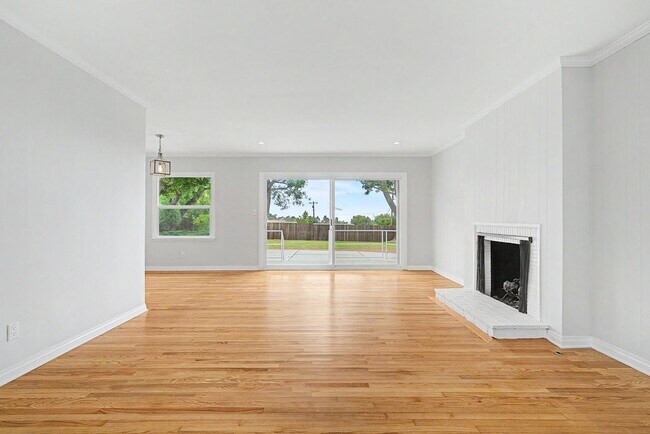 Foto del edificio - Rolling Hills Ranch House — Updated 3BR Home on a Massive Lot