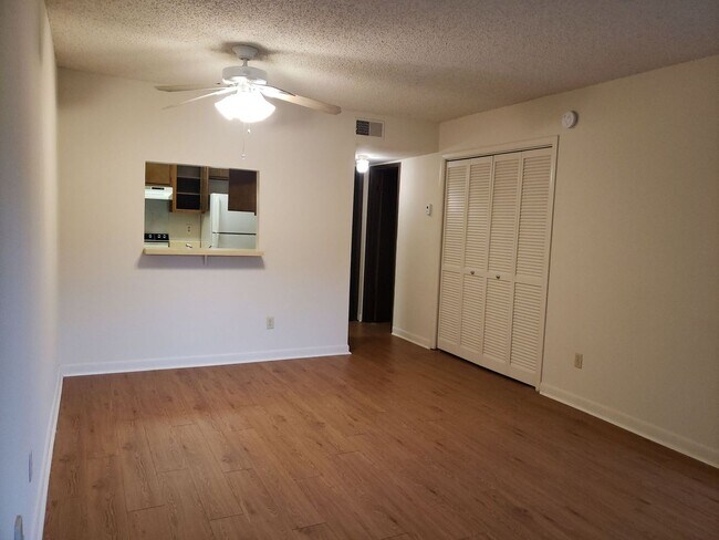 Foto del edificio - 1 Bedroom, 1.5 Bath Townhouse