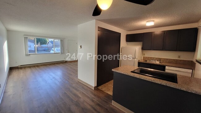 Building Photo - 2025-75MF