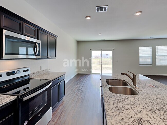 Foto del edificio - 5023 Highland Crest Dr