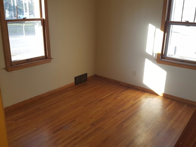 Building Photo - 4 bedroom 1 bath home