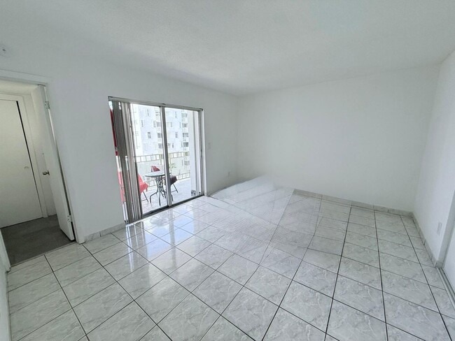 Building Photo - 1340 Lincoln Rd