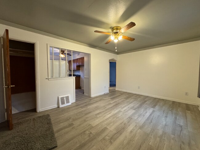 Foto del edificio - 1403 E Maxlow Ave