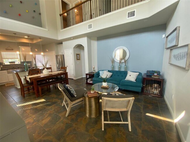 Foto del edificio - 901 Sleepy Dell Ln