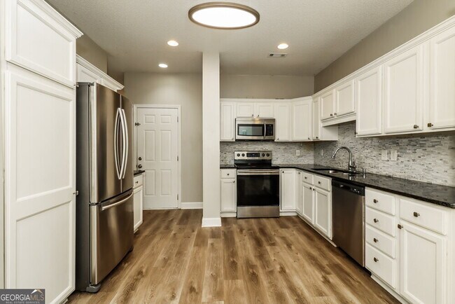 Foto del edificio - 4048 Golfview Ct