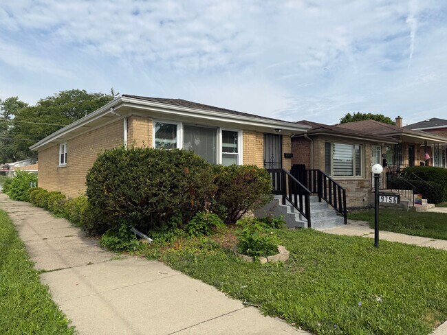 Foto del edificio - Updated 3-Bedroom Home with Rear Parking