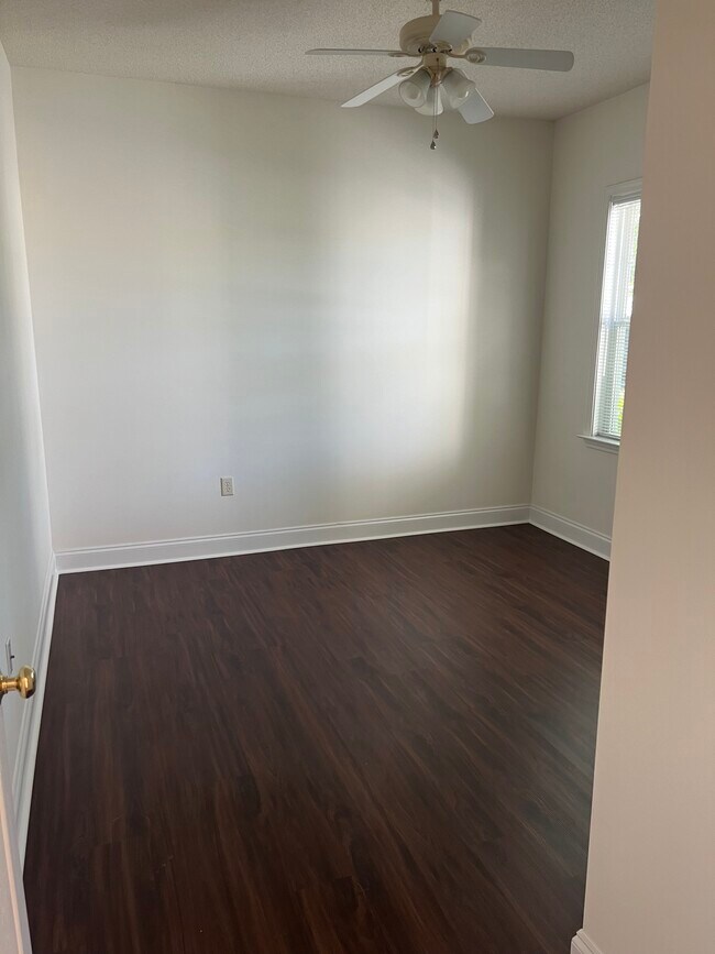 Dormitorio delantero 1 - 4417 Pine Hollow Dr