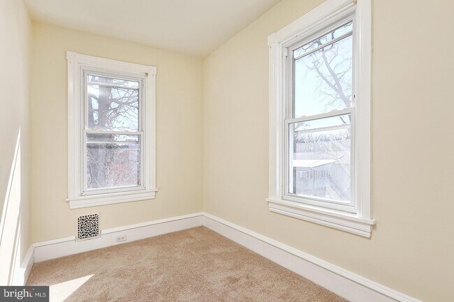 Building Photo - 19 Grandview Ave