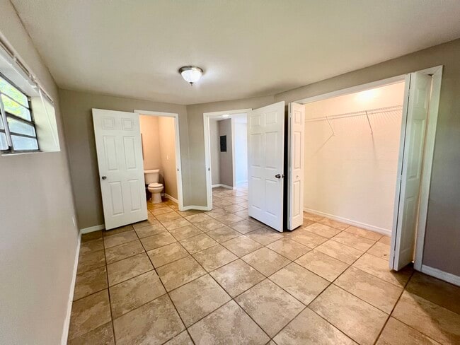 Building Photo - 2602 E Yukon St