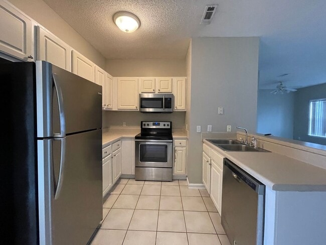 Building Photo - Courtyard Subdivision!!