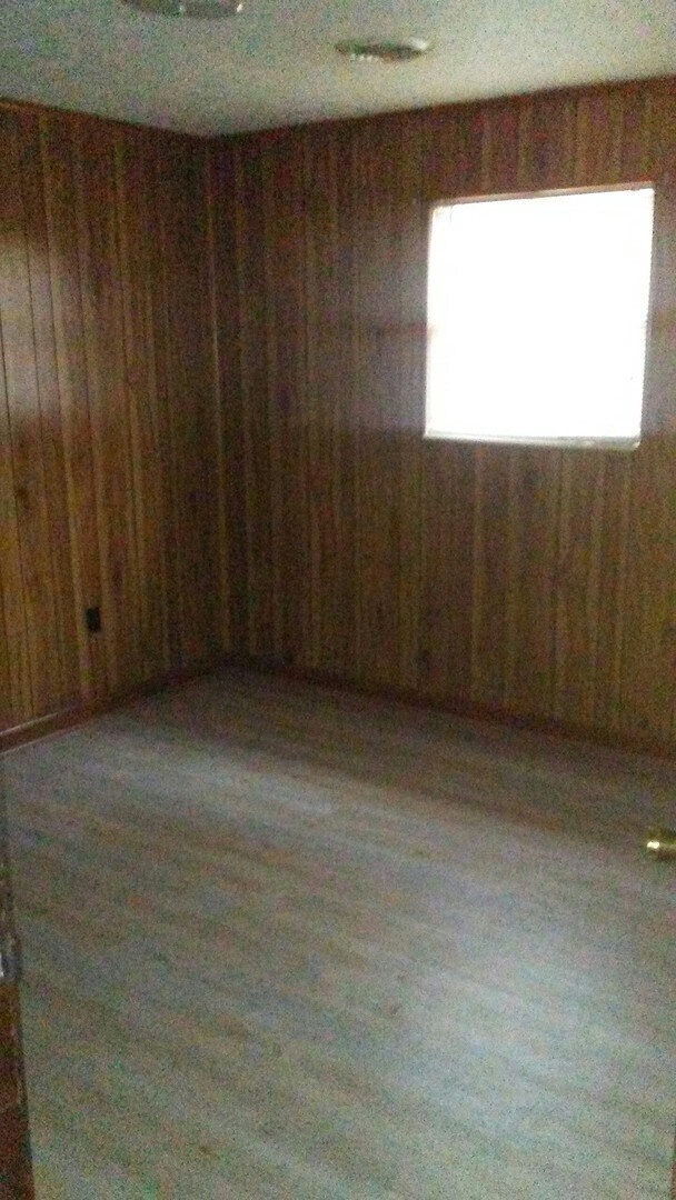 Building Photo - 2 bedroom 1 bath duplex located on West En...