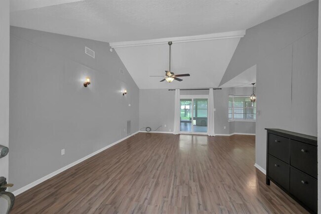 Foto del edificio - 156 Greenleaf Ln